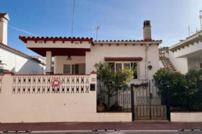Casa mediterránea junto al mar.
